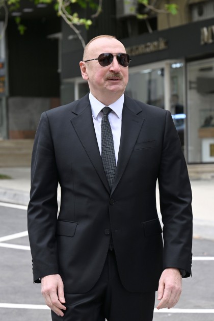 İlham Əliyev ailəsi ilə birlikdə İslam Səfərli küçəsinin açılışında - FOTOLAR