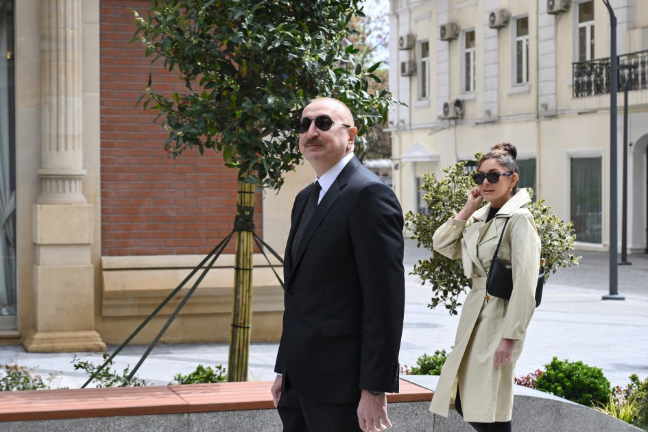 İlham Əliyev ailəsi ilə birlikdə İslam Səfərli küçəsinin açılışında - FOTOLAR