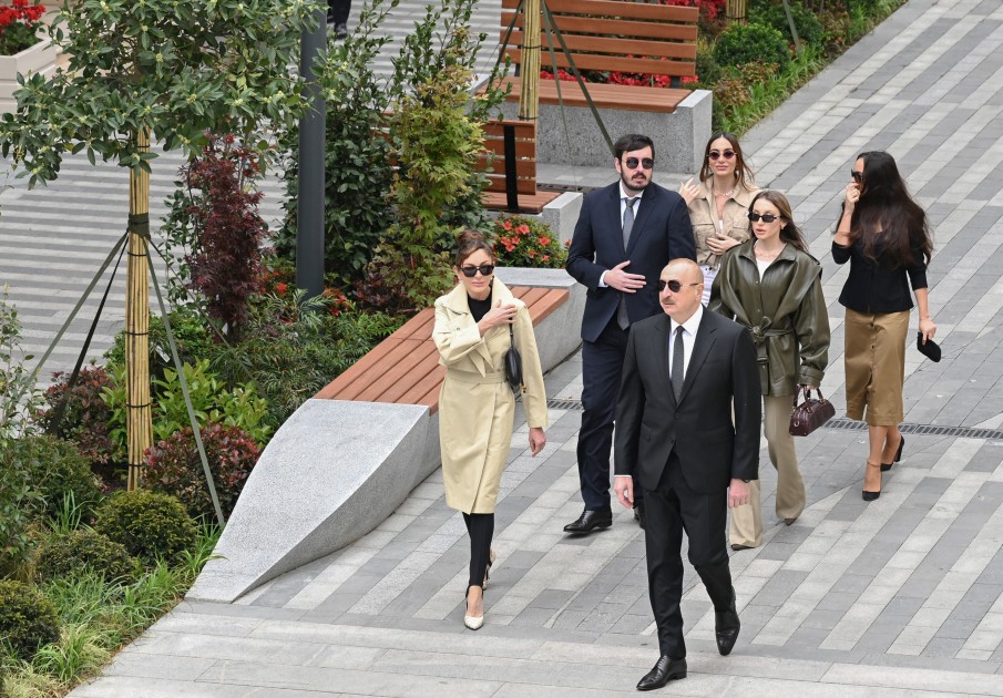 İlham Əliyev ailəsi ilə birlikdə İslam Səfərli küçəsinin açılışında - FOTOLAR