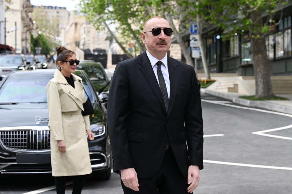 İlham Əliyev ailəsi ilə birlikdə İslam Səfərli küçəsinin açılışında - FOTOLAR