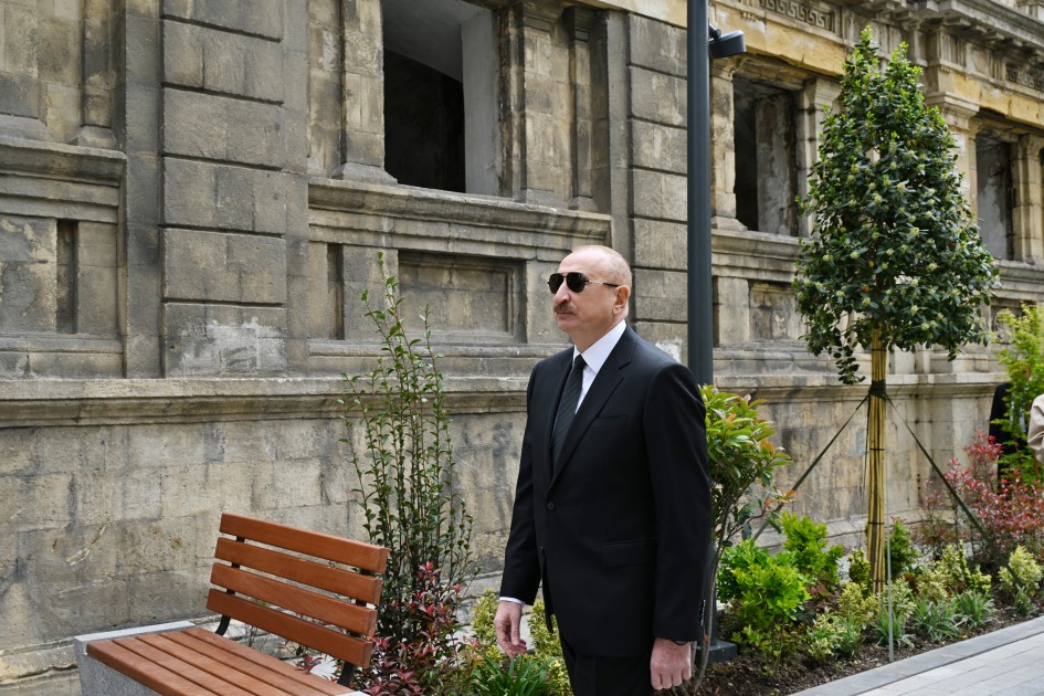 İlham Əliyev ailəsi ilə birlikdə İslam Səfərli küçəsinin açılışında - FOTOLAR