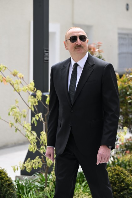 İlham Əliyev ailəsi ilə birlikdə İslam Səfərli küçəsinin açılışında - FOTOLAR