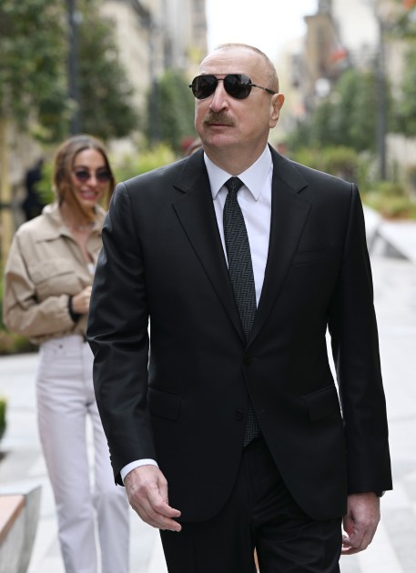 İlham Əliyev ailəsi ilə birlikdə İslam Səfərli küçəsinin açılışında - FOTOLAR