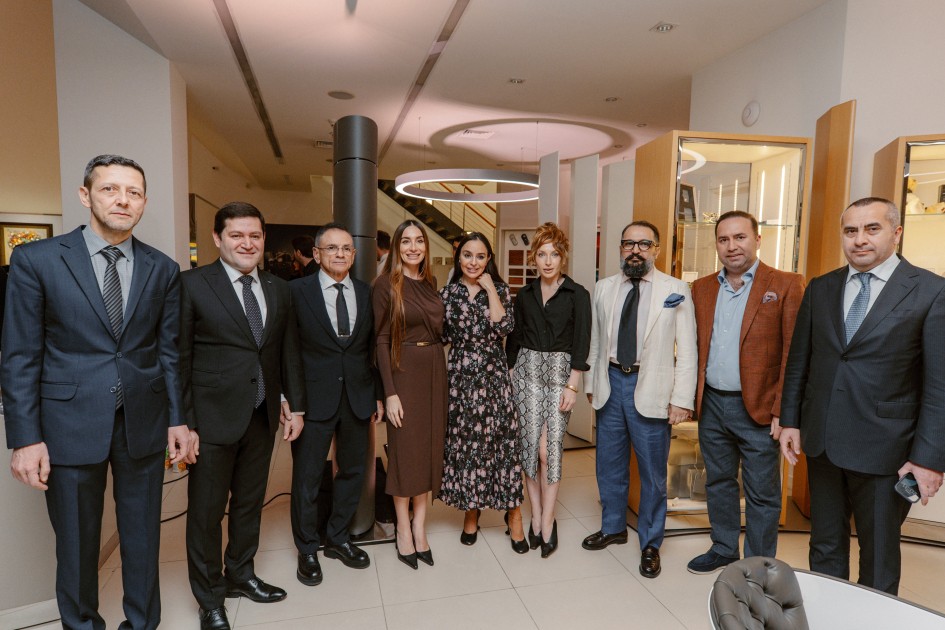 Prezidentin qızları və gəlini sərgiyə qatıldılar - FOTOLAR (YENİLƏNİB)