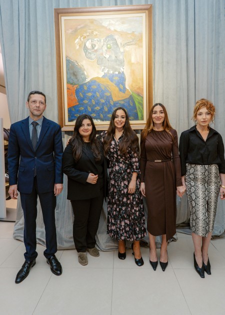 Prezidentin qızları və gəlini sərgiyə qatıldılar - FOTOLAR (YENİLƏNİB)
