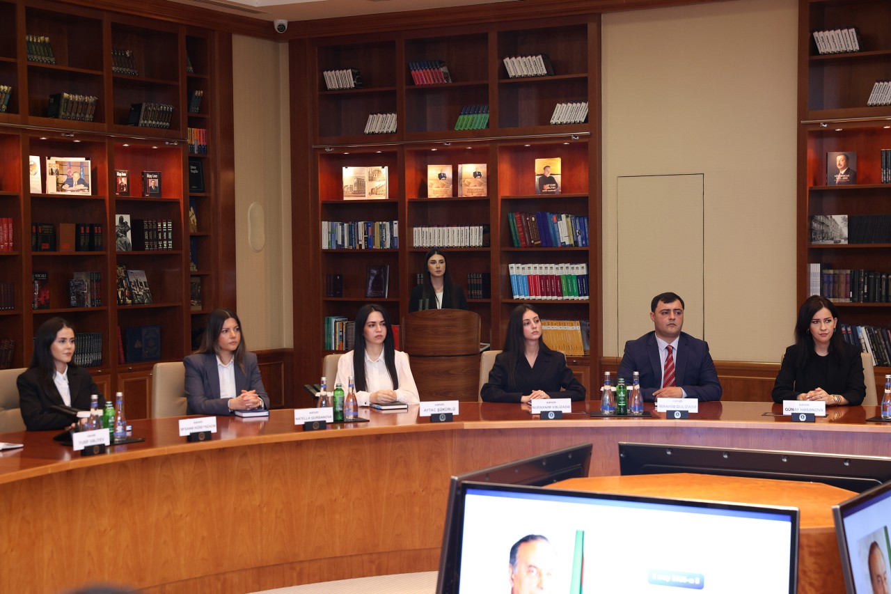 YAP-a yeni qəbul olunanlara üzvlük vəsiqələri təqdim edilib - FOTOLAR