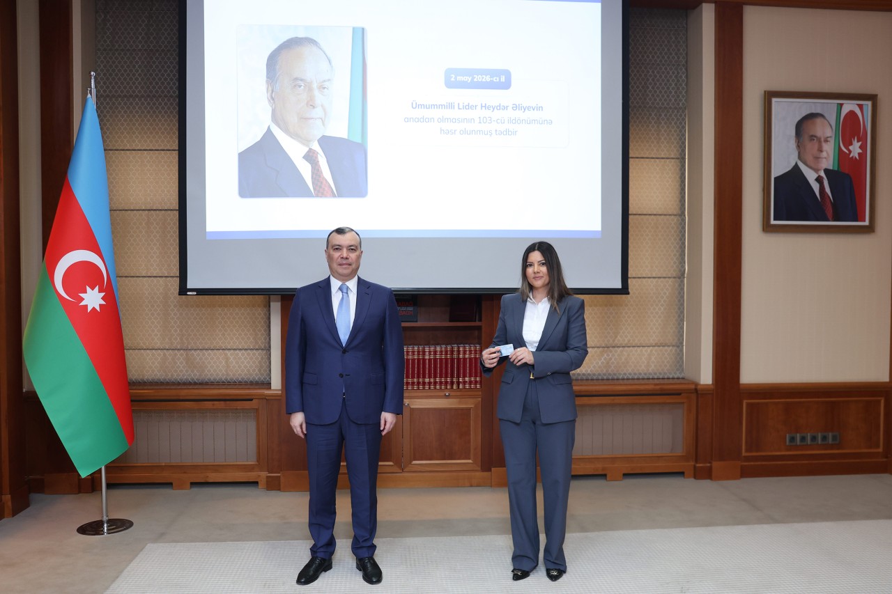 YAP-a yeni qəbul olunanlara üzvlük vəsiqələri təqdim edilib - FOTOLAR