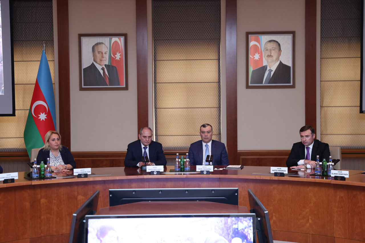 YAP-a yeni qəbul olunanlara üzvlük vəsiqələri təqdim edilib - FOTOLAR