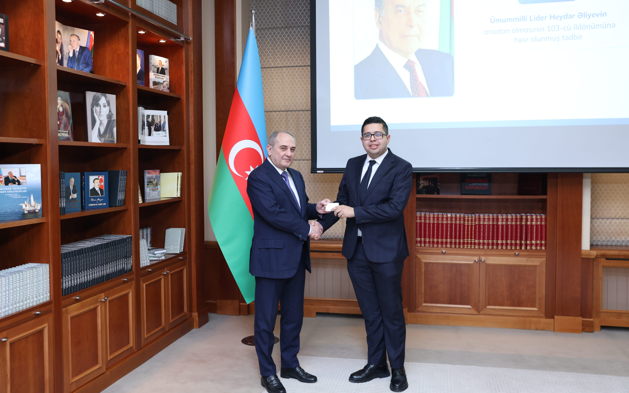 YAP-a yeni qəbul olunanlara üzvlük vəsiqələri təqdim edilib -FOTOLAR