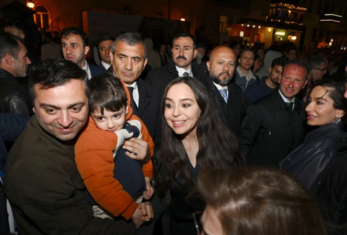 Prezidentin qızları Beynəlxalq Xalça Festivalında - FOTOLAR