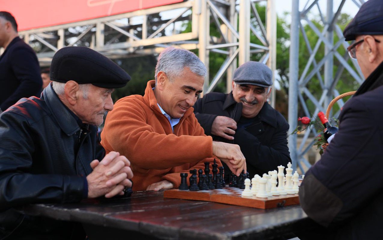 Prezidentin köməkçisi təqaüdçülərlə şahmat oynadı - FOTO