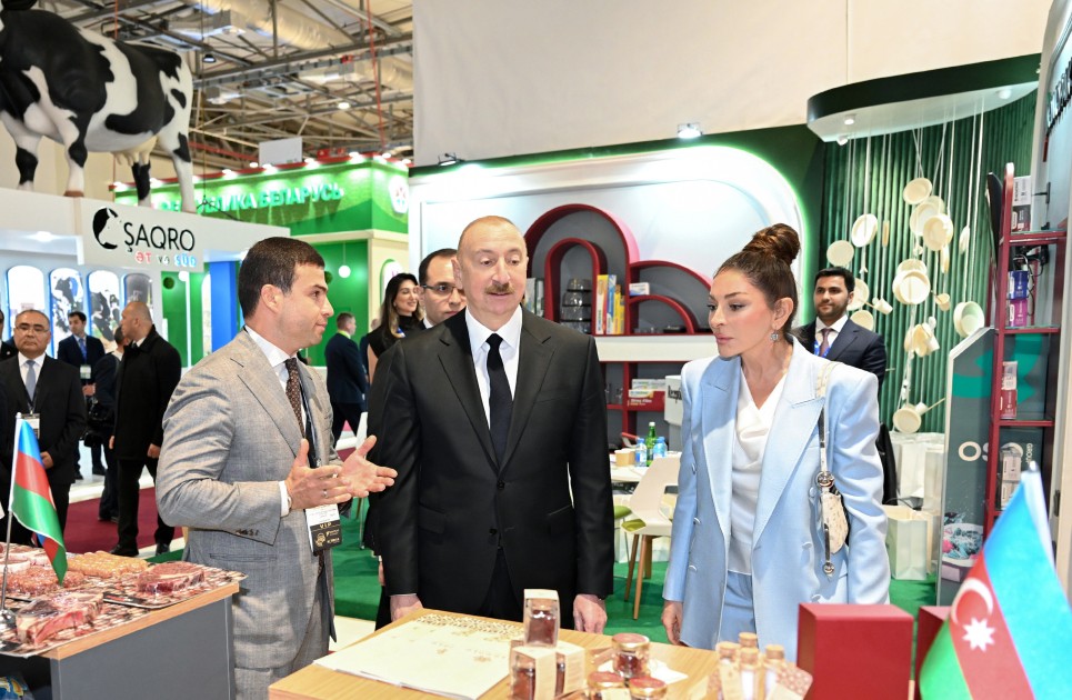 Prezident və xanımı sərgilərlə tanış oldu - FOTOLAR (YENİLƏNİB)