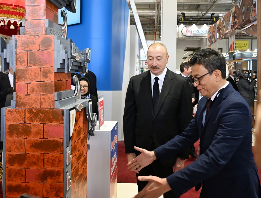 Prezident və xanımı sərgilərlə tanış oldu - FOTOLAR (YENİLƏNİB)