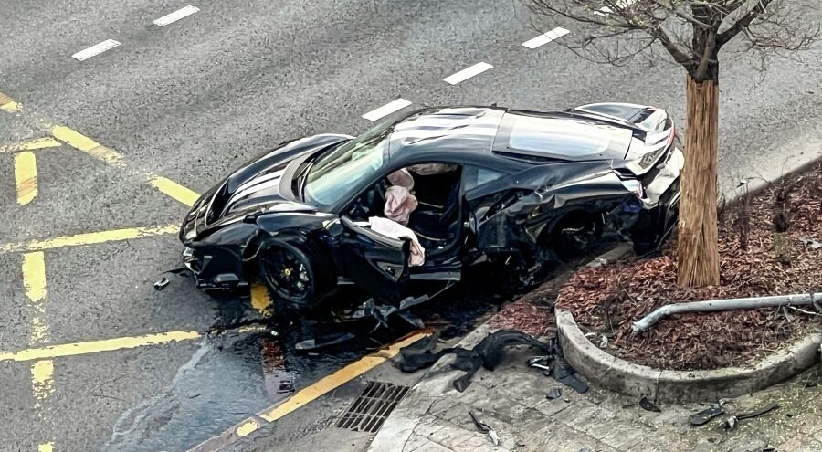 Navai nömrəsiz "Ferrari"sini işıqfora çırpdı - VİDEO