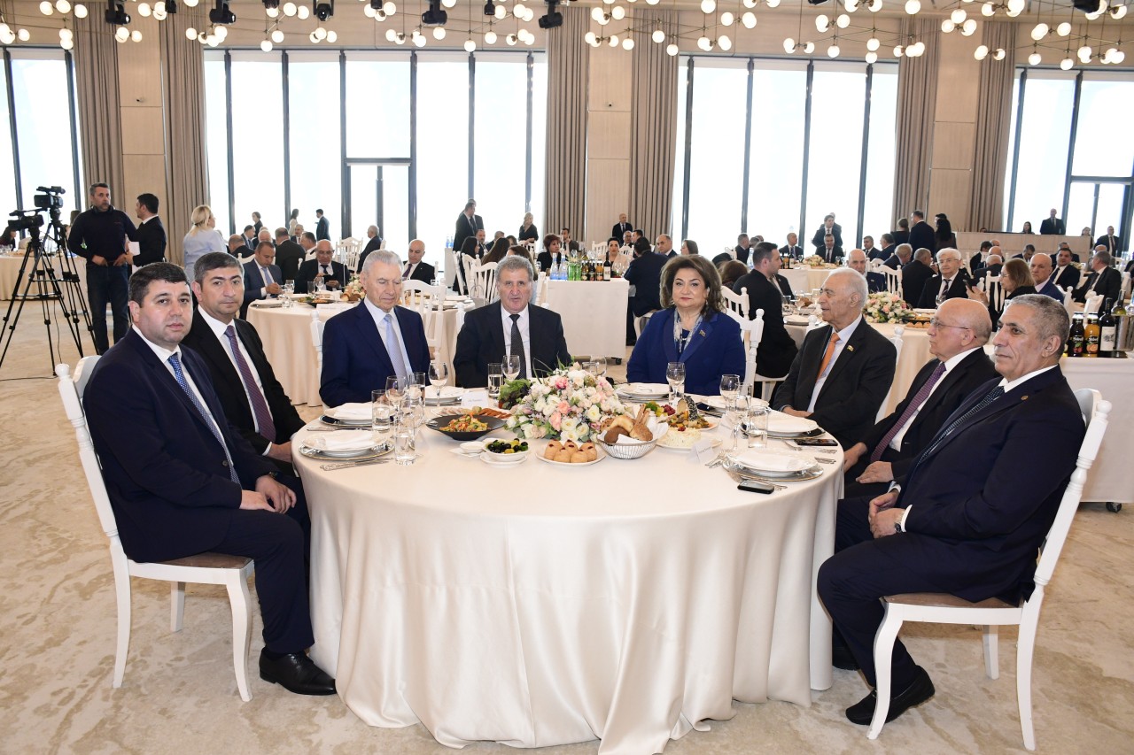YAP “Heydər Əliyevin dövlətçilik fəlsəfəsi: tarixi dəyərlər əsasında gələcəyə baxış” mövzusunda tədbir keçirdi - FOTOLAR