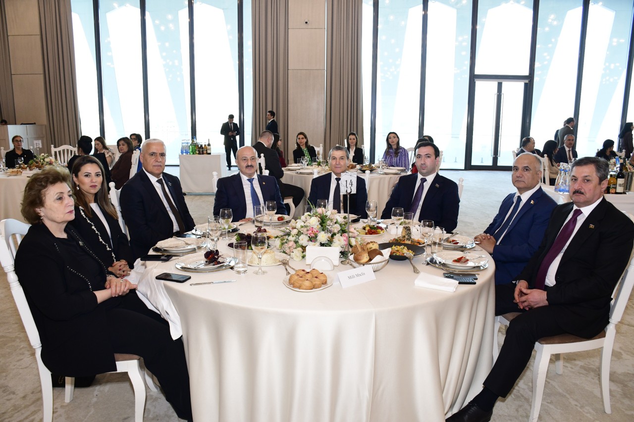YAP “Heydər Əliyevin dövlətçilik fəlsəfəsi: tarixi dəyərlər əsasında gələcəyə baxış” mövzusunda tədbir keçirdi - FOTOLAR