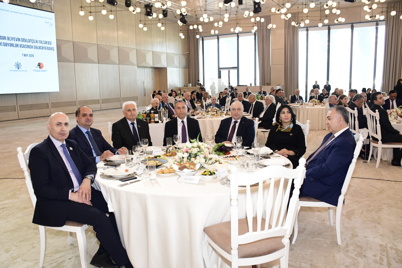 YAP “Heydər Əliyevin dövlətçilik fəlsəfəsi: tarixi dəyərlər əsasında gələcəyə baxış” mövzusunda tədbir keçirdi - FOTOLAR