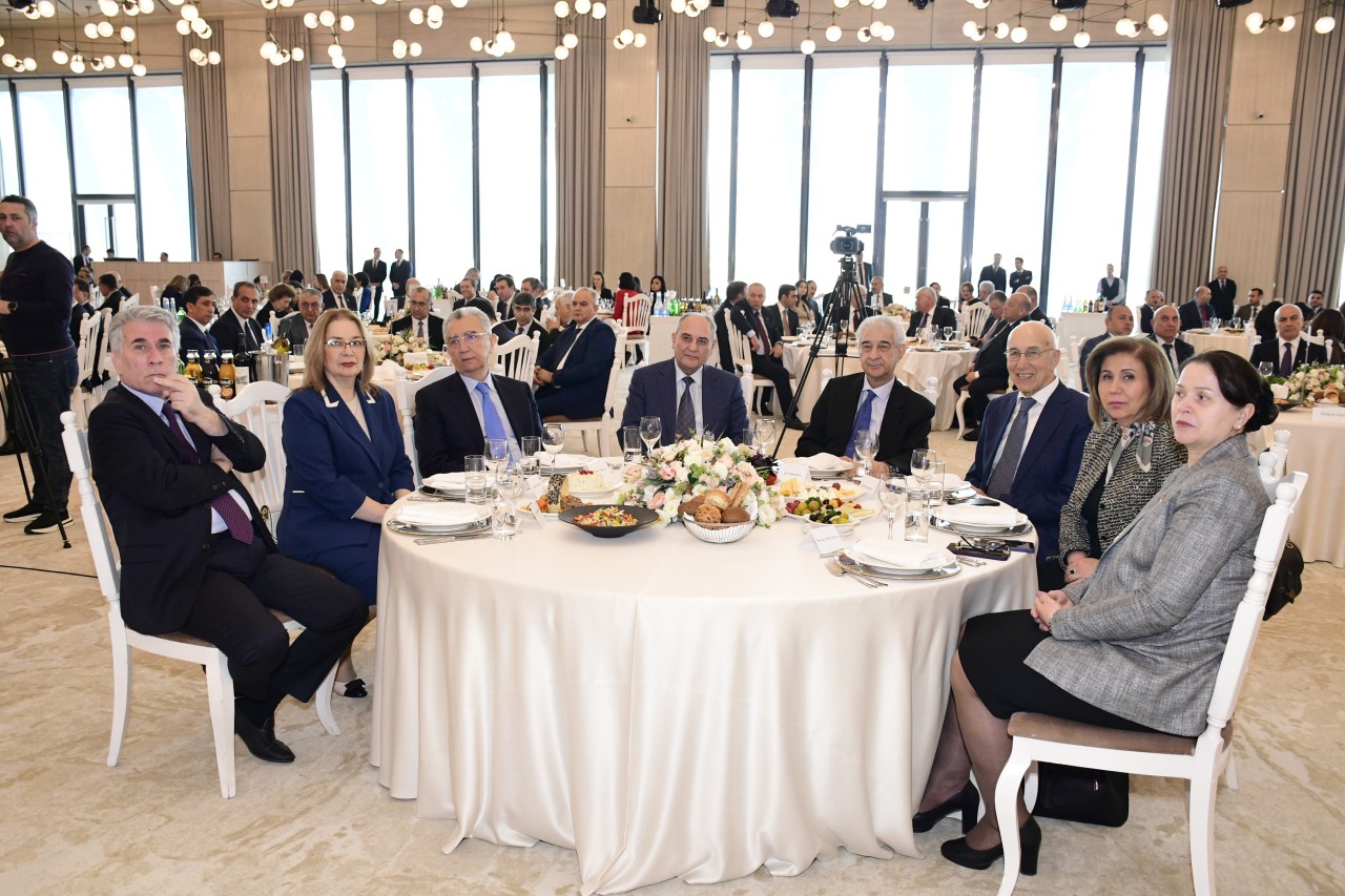 YAP “Heydər Əliyevin dövlətçilik fəlsəfəsi: tarixi dəyərlər əsasında gələcəyə baxış” mövzusunda tədbir keçirdi - FOTOLAR