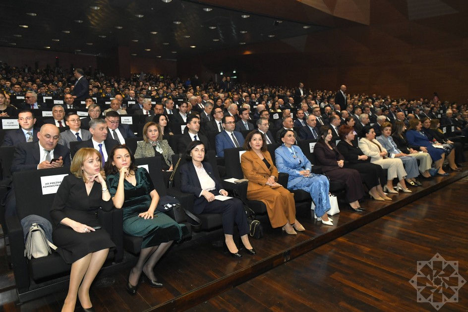 Bakı Konqres Mərkəzində Ümummilli Liderin xatirəsinə həsr olunmuş tədbir keçirildi - FOTOLAR