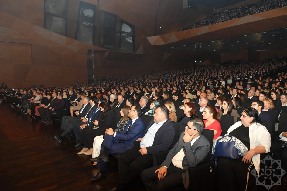 Bakı Konqres Mərkəzində Ümummilli Liderin xatirəsinə həsr olunmuş tədbir keçirildi - FOTOLAR