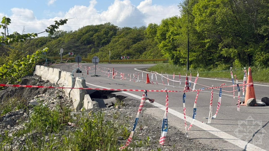 Ağsu dolaylarında təhlükə: Torpaq sürüşdü, yol dağıldı (FOTOLAR)