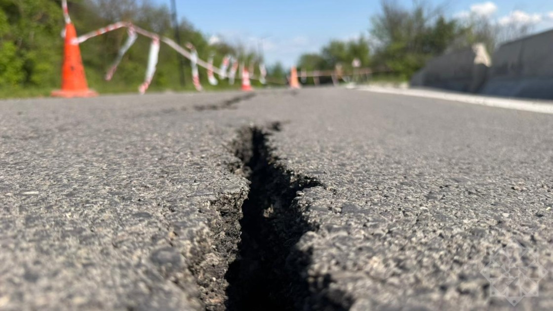 Ağsu dolaylarında təhlükə: Torpaq sürüşdü, yol dağıldı (FOTOLAR)