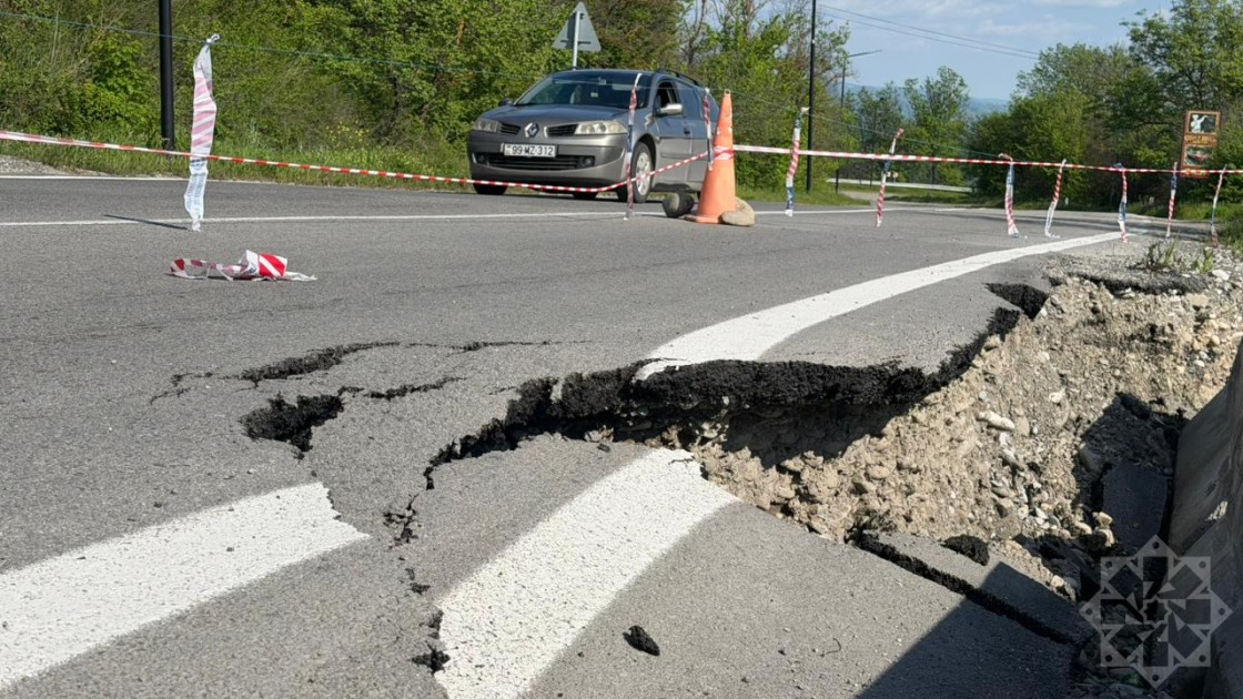 Ağsu dolaylarında təhlükə: Torpaq sürüşdü, yol dağıldı (FOTOLAR)