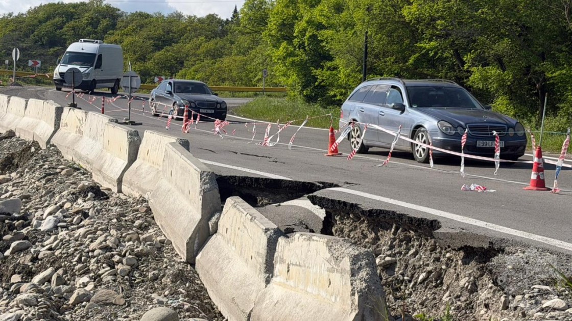 Ağsu dolaylarında təhlükə: Torpaq sürüşdü, yol dağıldı (FOTOLAR)