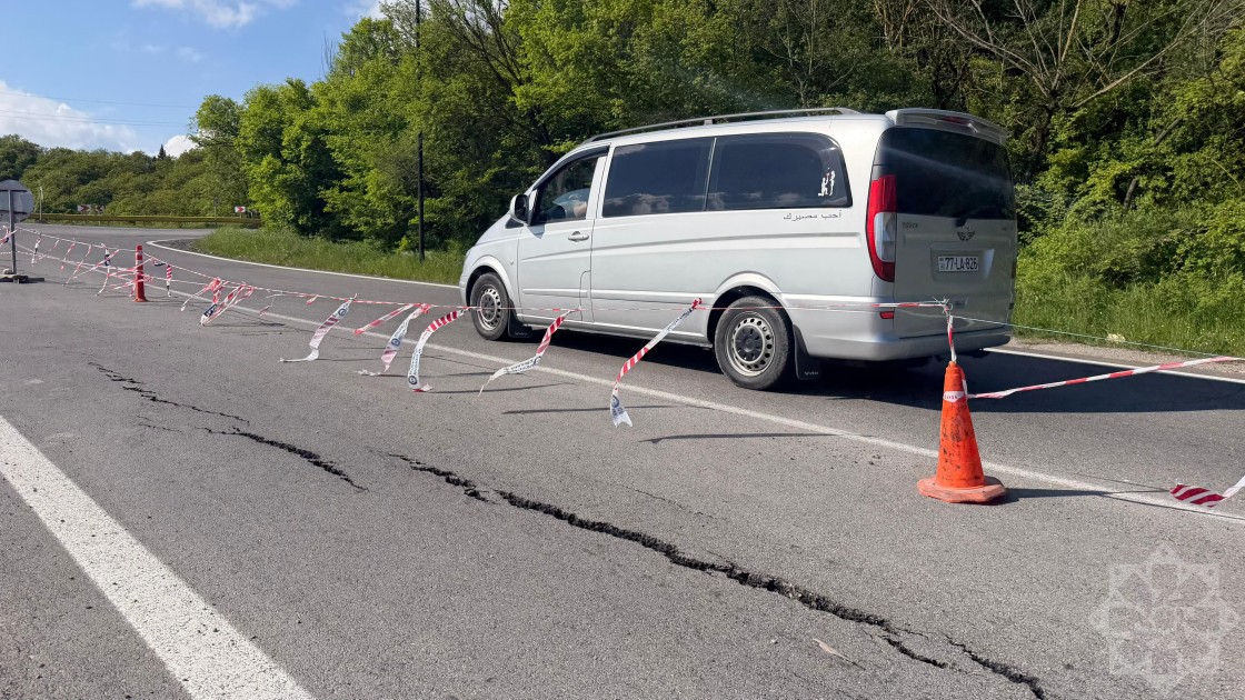 Ağsu dolaylarında təhlükə: Torpaq sürüşdü, yol dağıldı (FOTOLAR)