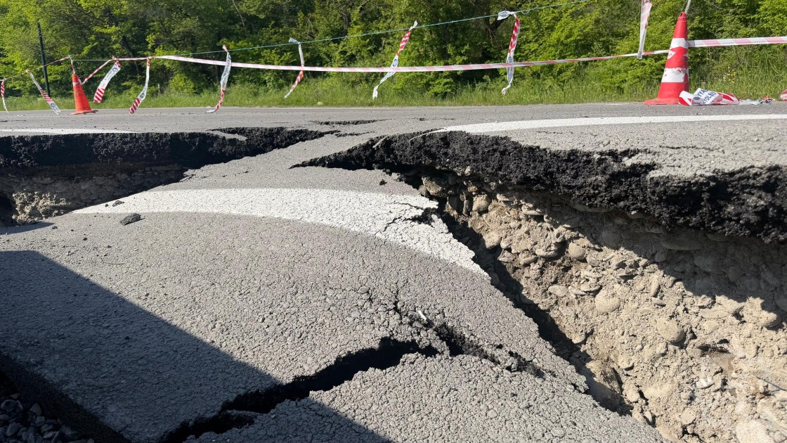 Ağsu dolaylarında təhlükə: Torpaq sürüşdü, yol dağıldı (FOTOLAR)
