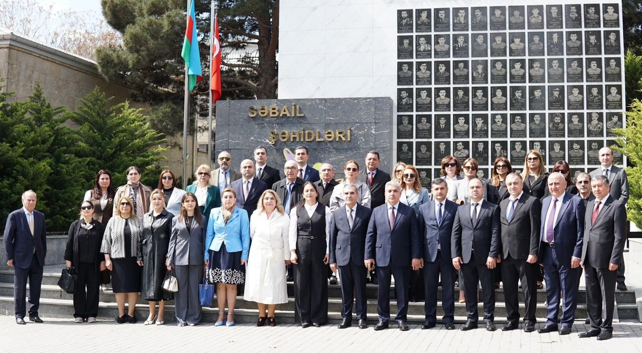 YAP Səbail rayon təşkilatı Heydər Əliyevin 103 illiyi ilə bağlı tədbir keçirdi - FOTOLAR