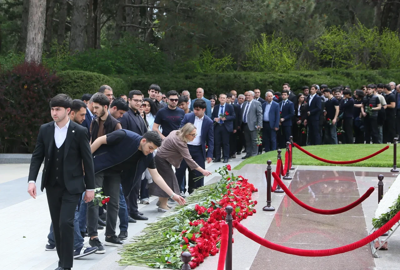 AzTU və TAU kollektivi Ulu Öndərin məzarını ziyarət ediblər - FOTOLAR