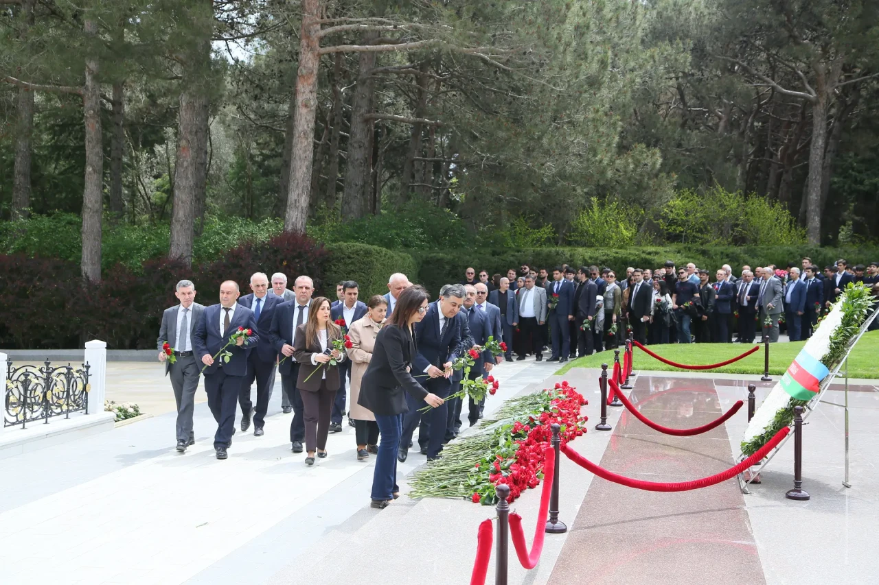 AzTU və TAU kollektivi Ulu Öndərin məzarını ziyarət ediblər - FOTOLAR