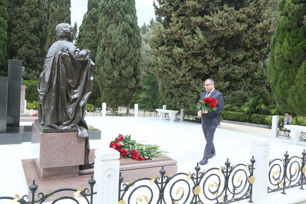 AzTU və TAU kollektivi Ulu Öndərin məzarını ziyarət ediblər - FOTOLAR