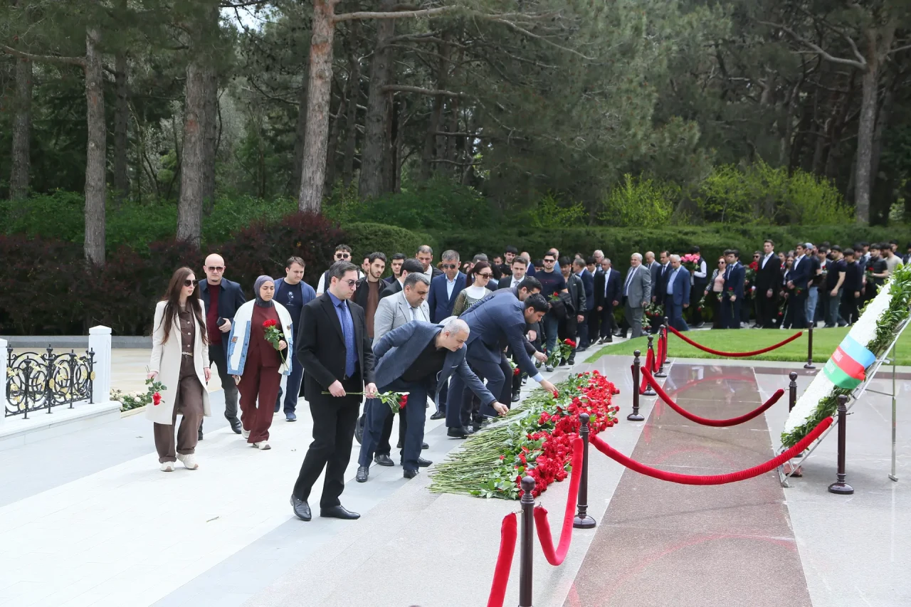 AzTU və TAU kollektivi Ulu Öndərin məzarını ziyarət ediblər - FOTOLAR