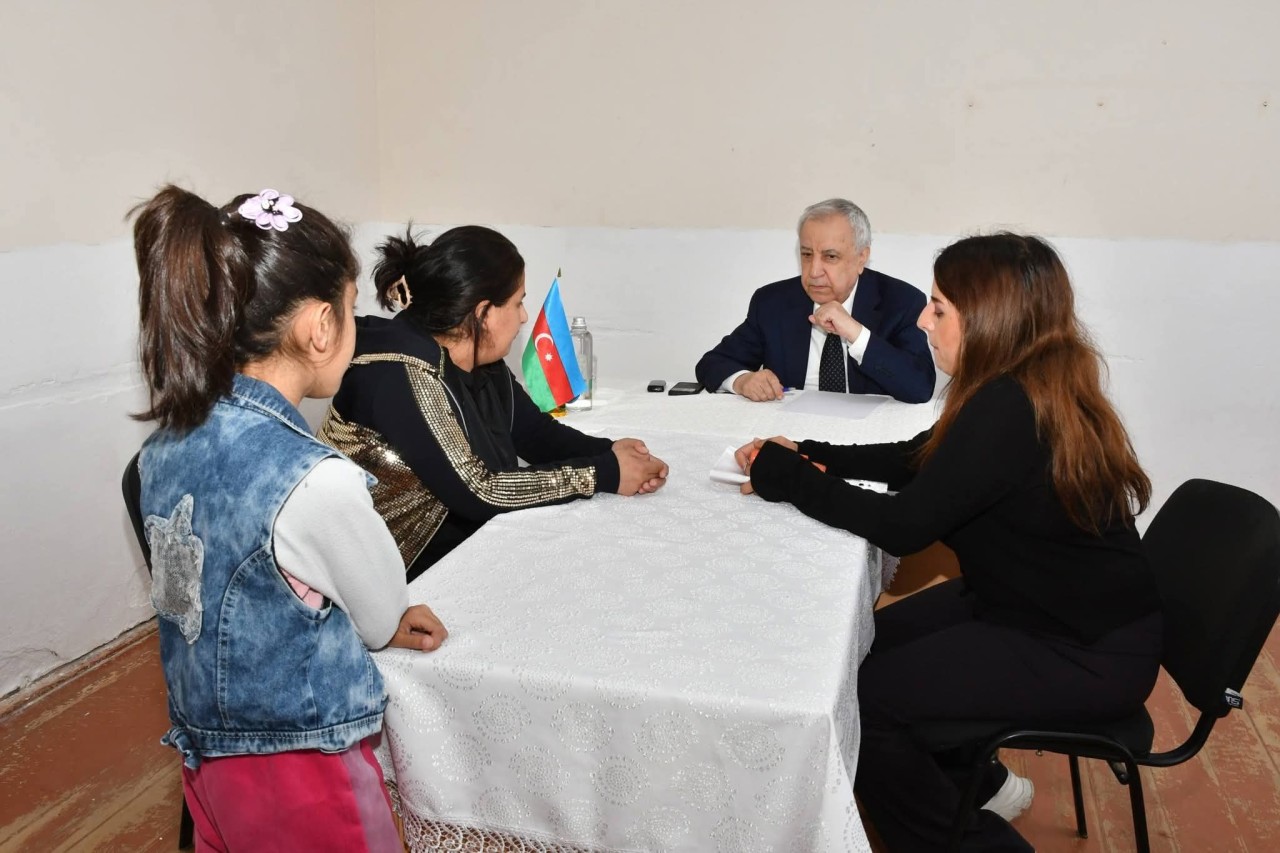 Malik İsaqov vətəndaşların problemlərini dinlədi- FOTOLAR