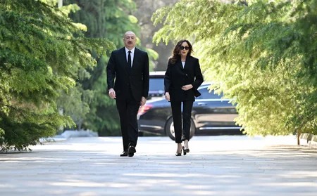 İlham Əliyev və birinci xanım Heydər Əliyevin məzarını ziyarət etdilər - FOTOLAR