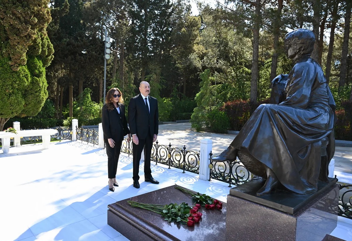 İlham Əliyev və birinci xanım Heydər Əliyevin məzarını ziyarət etdilər - FOTOLAR