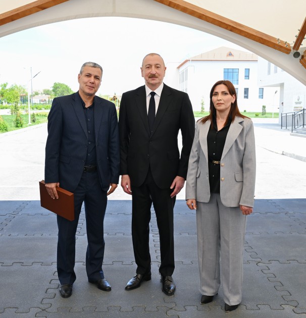 İlham Əliyev onlara evlərinin açarını verdi - FOTOLAR