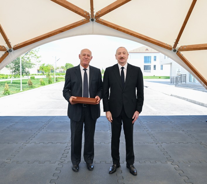 İlham Əliyev onlara evlərinin açarını verdi - FOTOLAR