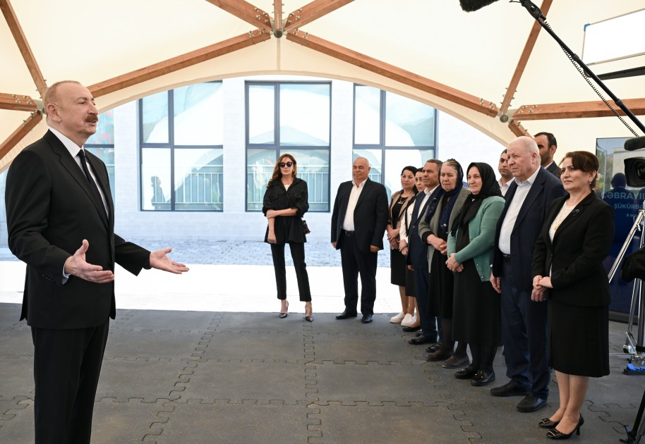 İlham Əliyev onlara evlərinin açarını verdi - FOTOLAR