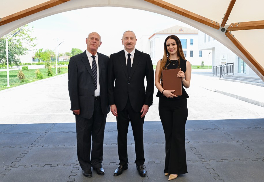 İlham Əliyev onlara evlərinin açarını verdi - FOTOLAR