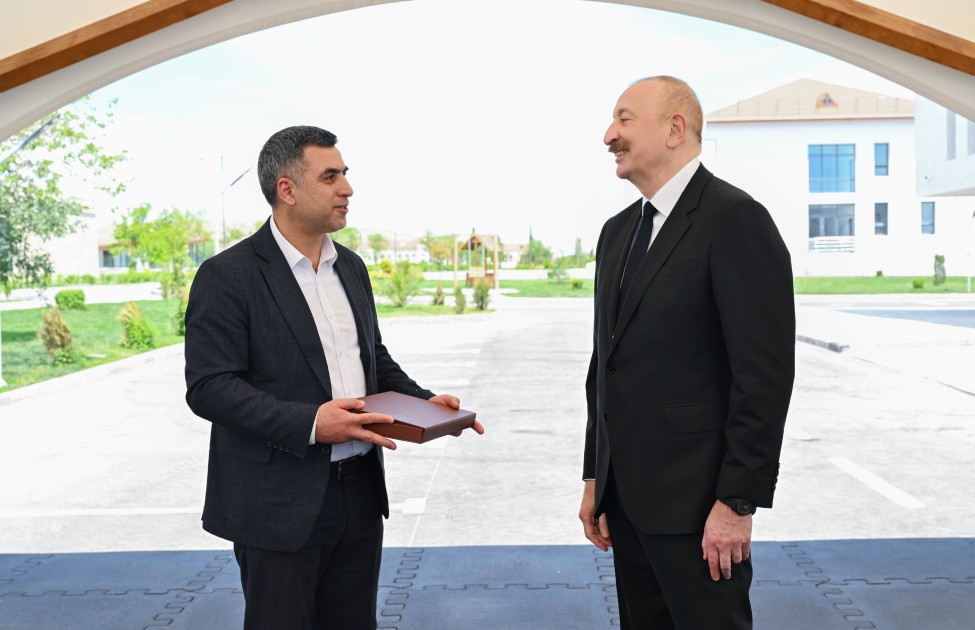 İlham Əliyev onlara evlərinin açarını verdi - FOTOLAR