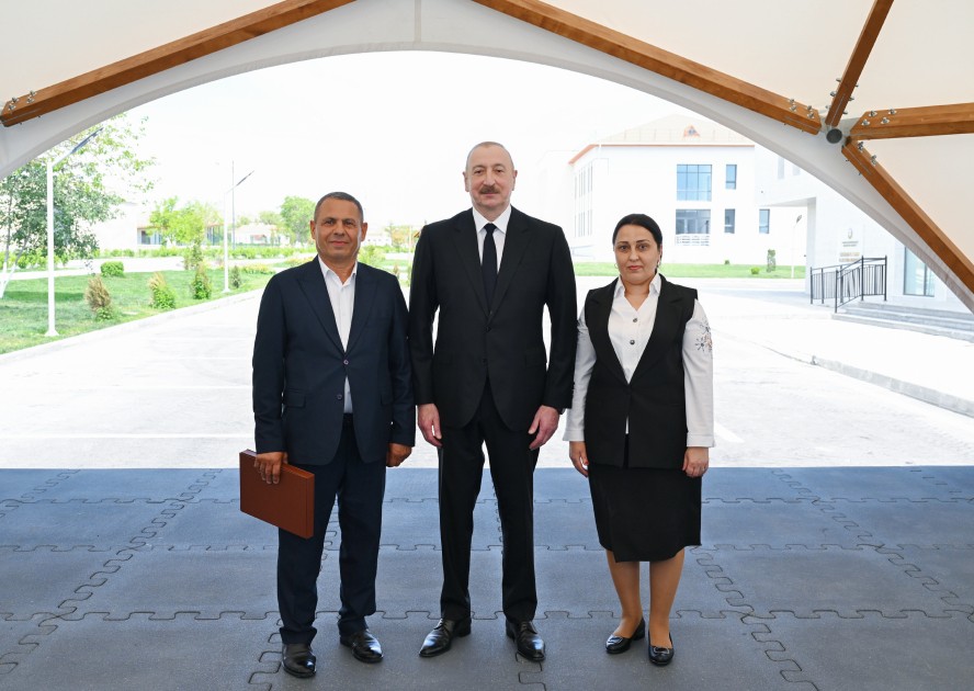 İlham Əliyev onlara evlərinin açarını verdi - FOTOLAR