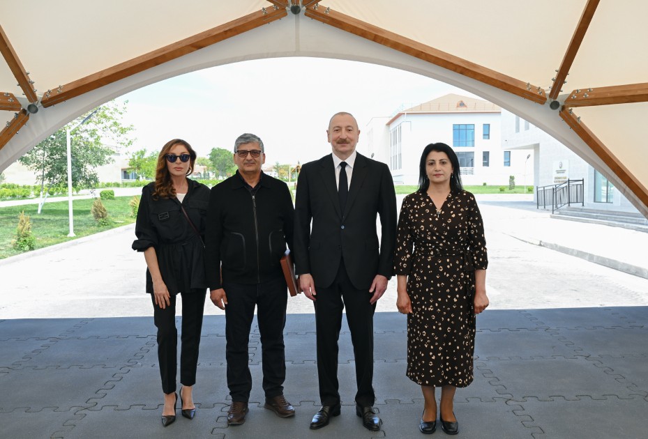 İlham Əliyev onlara evlərinin açarını verdi - FOTOLAR