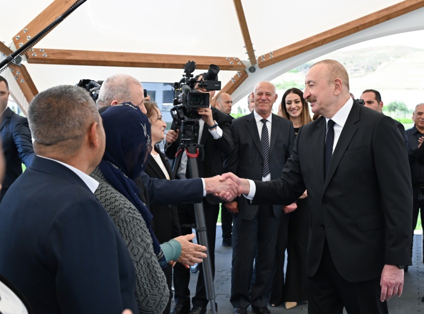 İlham Əliyev onlara evlərinin açarını verdi - FOTOLAR