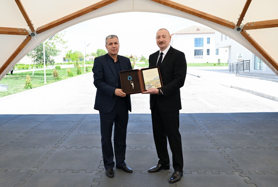 İlham Əliyev onlara evlərinin açarını verdi - FOTOLAR