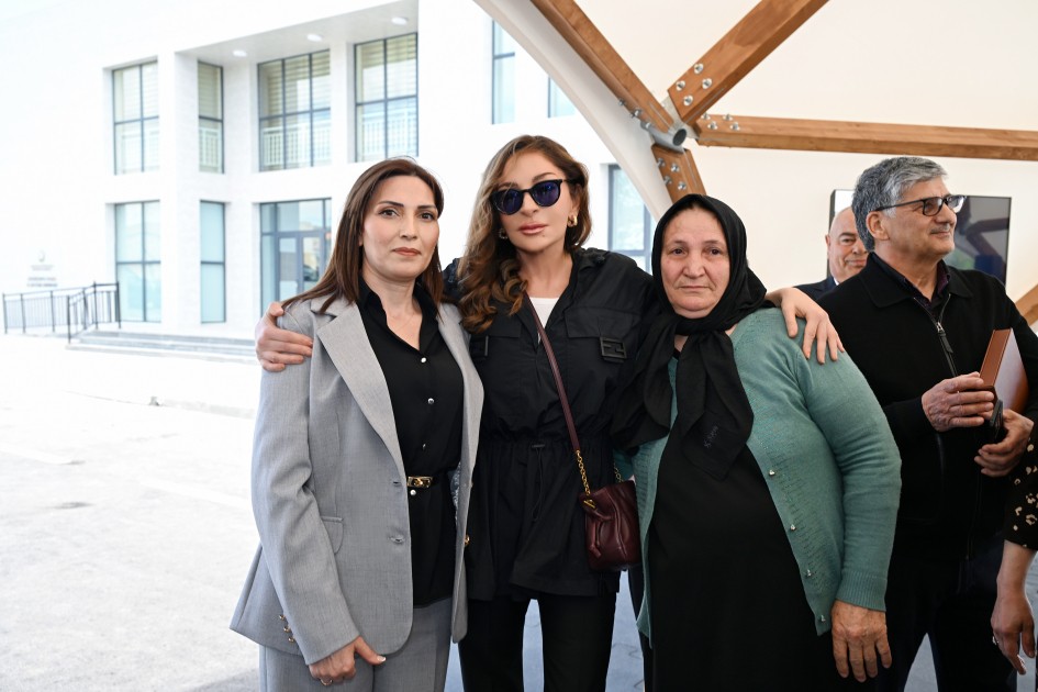 Birinci xanımın evlərinə qovuşan vətəndaşlarla səmimi anları - FOTOLAR