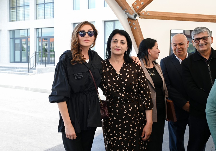 Birinci xanımın evlərinə qovuşan vətəndaşlarla səmimi anları - FOTOLAR