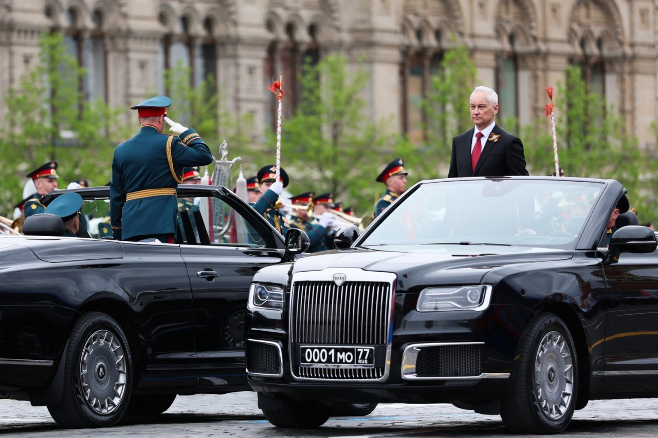 Üç prezident olub, bir də özü - Putinin silah-sursatsız ilk paradı (FOTOLAR)